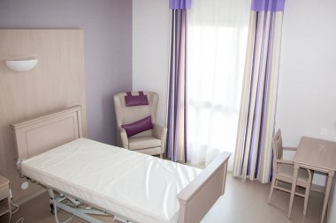 Hastanedeki parlak beyaz hastane odası boş ev inzivası