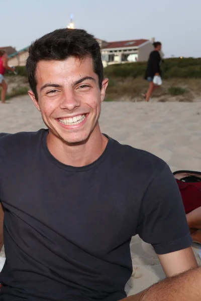 Retrato Feliz Rindo Sorrindo Homem Livre Lago Praia Lado — Fotografia de Stock