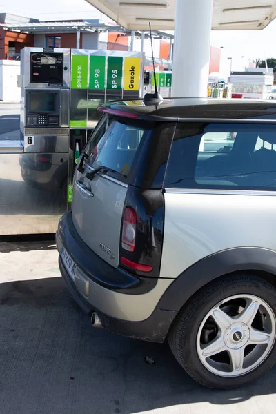 Bordeaux Aquitania Francia 2020 Mini Auto Parcheggiata Nella Pompa Benzina — Foto Stock