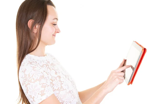 Beyaz Arkaplan Üzerinde Dijital Tabletle Çalışan Mutlu Kadını Profili — Stok fotoğraf