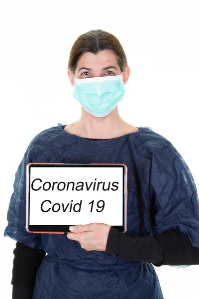 Mujer Doctora Sosteniendo Pantalla Tableta Con Virus Covid Coronavirus Texto —  Fotos de Stock