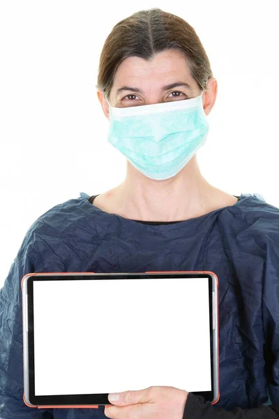 Mujer Médico Mostrando Pantalla Blanco Tableta Vacía Cara Computadora Proteger — Foto de Stock