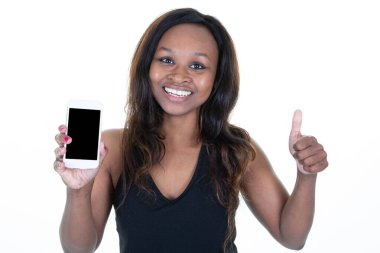 Gülümseyen siyahi Afrikalı bir kadının telefon ekranı boş afro kızı akıllı telefonuyla gösteren fotoğrafını çek.