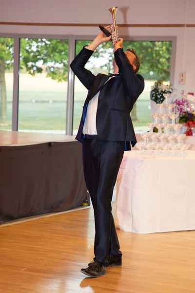 Muž Trumpetista Hudebník Hraje Formálním Oblečení Hraje Svůj Hudební Nástroj — Stock fotografie