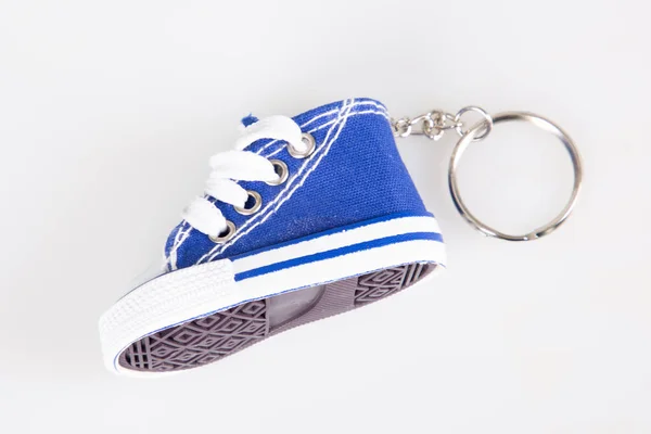 Key Chain Vintage Med Mini Blå Basketball Sko Miniature Sneaker - Stock-foto