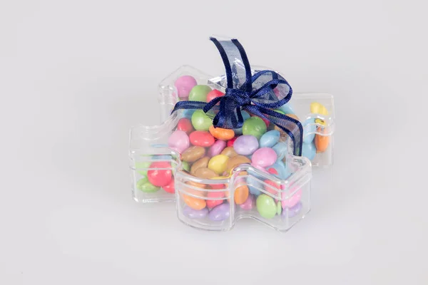 白底塑料礼品盒中的许多彩色糖果 — 图库照片