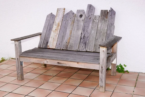 Vintage Holz Recycling Paletten Machen Holzbank Auf Der Hausterrasse — Stockfoto