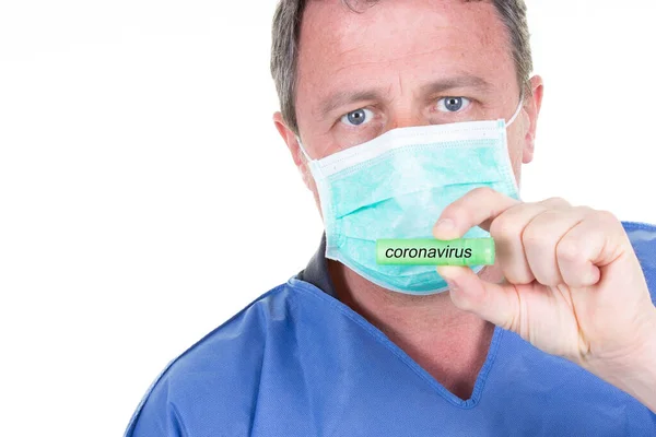 Mężczyzna Lekarz Chemik Ręka Niebieski Maska Ochronna Trzymać Zielony Probówka — Zdjęcie stockowe