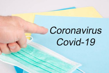 Roman virüsü Coronavirus hastalığı covid-19 2019-nCoV metin eli klasör kağıdına işaret ediyor