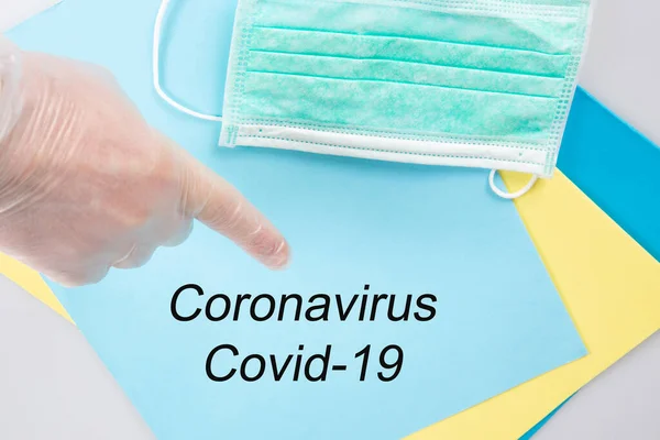 Covid Koronawirus Tekst Choroby 2019 Ncov Napisany Niebieskim Folderze Mężczyzna — Zdjęcie stockowe