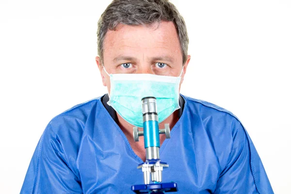 Allvarlig Ansikte Manliga Läkare Tittar Mikroskop Varning Epidemiskt Virus Covid — Stockfoto