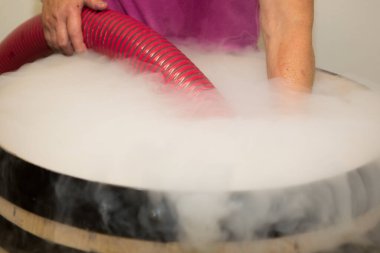 Geleneksel organik şaraptan yapılmış. Kuru buz dumanından yapılmış, ahşap şarap fıçısında üzüm üretiliyor.