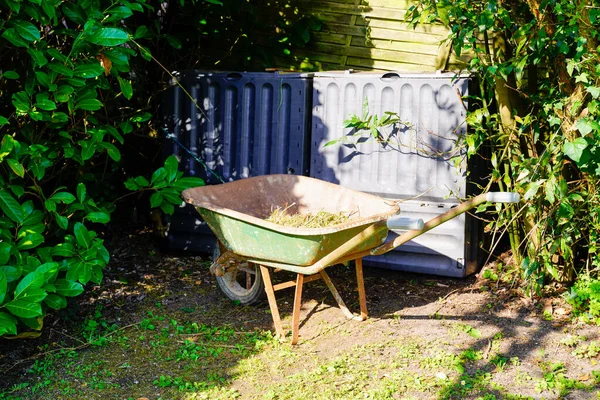 Vieja Carretilla Verde Cubo Compost Plástico Jardín Casero Día Soleado — Foto de Stock