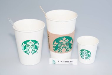 Bordeaux, Aquitaine / Fransa - 03: 24 2020: Fast food markasındaki farklı büyüklükteki kafeleri götürmek için kahve kabının üzerindeki Starbucks kahve yeşil logosu