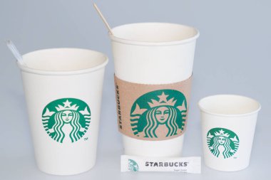 Bordeaux, Aquitaine / Fransa - 03: 24 2020: Starbucks Kahve Logosu farklı boyutlardaki kafeleri götürmek için kahve konteynırının üzerinde
