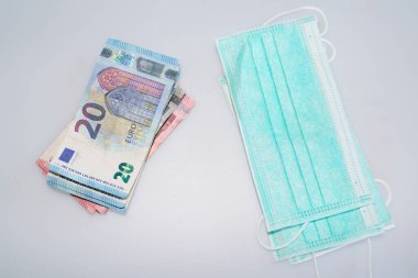 Avro tozu korumak için mavi cerrahi maske ile boyanmış virüs koronavirüsü fiyatlarının fırlamasını önlüyor