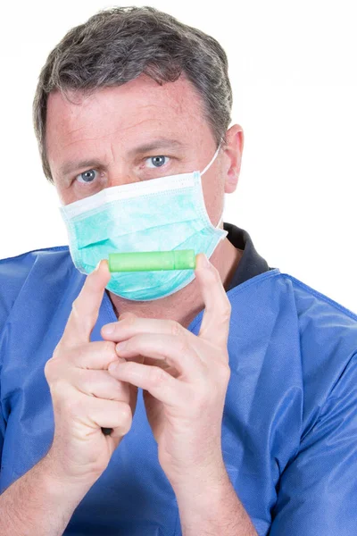 Przystojny Mężczyzna Lekarz Chemik Ręka Ochronne Rękawice Niebieski Maska Trzymać — Zdjęcie stockowe