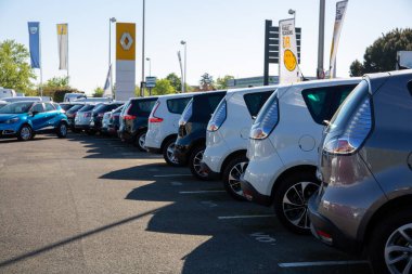 Bordeaux, Aquitaine / Fransa - 10 02 2020: Renault marka otomobil logo işareti olan galeride ikinci el olarak kullanıldı