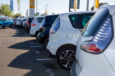 Bordeaux, Aquitaine / Fransa - 10 02 2020: İkinci el araç park etmiş ikinci el araç mağazasında Renault tabelası logosu
