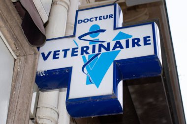 Bordeaux, Aquitaine / Fransa - 03: 15 2020: Fransa 'daki mağaza binasında veteriner doktor logosu