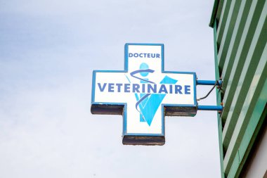 Bordeaux, Aquitaine / Fransa - 03: 15 2020: Veteriner doktor hayvan veterineri logosu bina tabelası