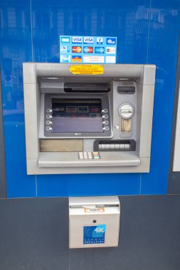 Bordeaux, Aquitaine / France - 03 11 2020: Bank Populaire ATM mavi bina Fransız mağazası tabelası