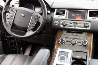 Bordeaux, Aquitaine / France - 03 03 03 2020: Range Rover Logosu, ön koltukları ve vites kolları olan SUV Araç Direksiyon Direksiyonunu imzaladı