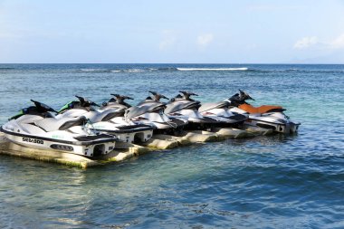 Yamaha jet skileri yüzen iskele dubası üzerine park edilmiş.