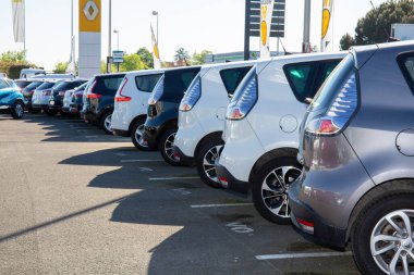 Bordeaux, Aquitaine / Fransa - 10 02 2020: Renault otoparkında logo işareti olan ikinci el araç kullanıldı