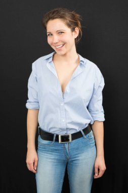 Siyah arka planda güzel sıradan bir kadın.