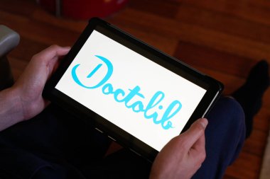 Bordeaux, Aquitaine / France - 03 03 03 2020: Doctolib web sitesi imza sayfası logosu Doctolib.fr site simgesi ekranı