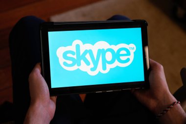 Bordeaux, Aquitaine / France - 03 03 03 2020: Tablet bilgisayar uygulaması kuryesinde Skype uygulama web işaret logosu