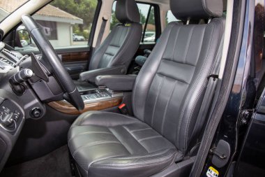 Bordeaux, Aquitaine / Fransa - 03 03 03 2020: Range Rover modern siyah deri iç ve direksiyon