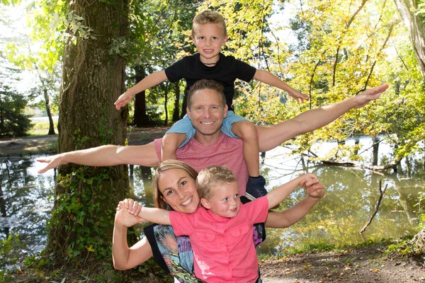 Vierköpfige Familie Posiert Sommerpark Seeufer — Stockfoto