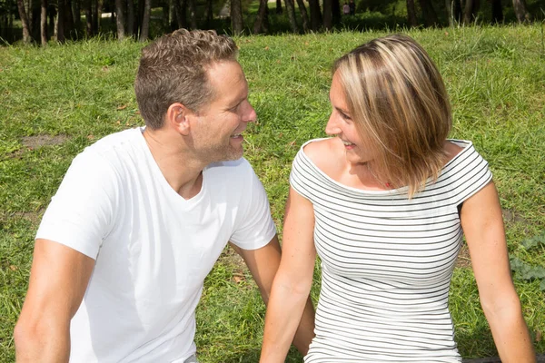 Romantisches Paar Lächelt Liebevoll Kuschelnd Und Schaut Sich Sonnigen Sommertag — Stockfoto