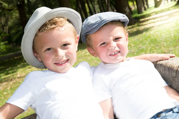 Retrato Dois Filhos Irmão Irmão Menino Com Rosto Feliz Usando — Fotografia de Stock