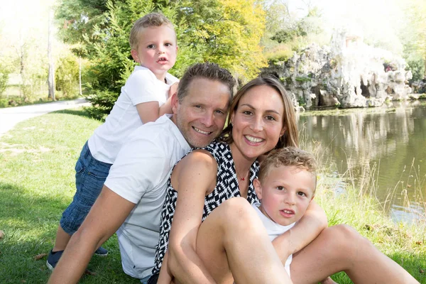 Divertente Ritratto Famiglia Famiglia Felice Quattro Verde Parco Estivo Lato — Foto Stock