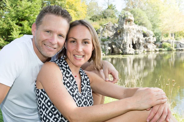 Nettes Paar Park Mann Und Frau Verliebt See — Stockfoto