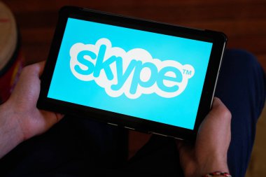 Bordeaux, Aquitaine / France - 03 03 03 2020: Uygulama ekranı tableti uygulamasında Skype mavisi işaret logosu
