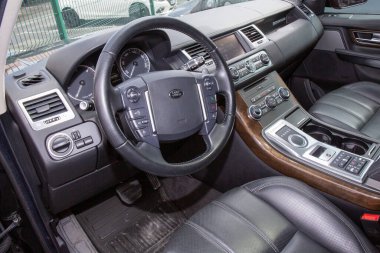 Bordeaux, Aquitaine / Fransa - 03 03 03 2020: Range Rover direksiyonu lüks siyah deri iç mekan modern gösterge paneli çoklu fonksiyon