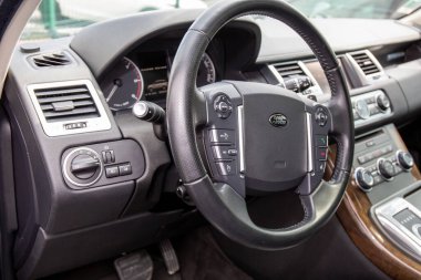 Bordeaux, Aquitaine / France - 03 03 03 2020: Range Rover direksiyon çok fonksiyonlu siyah deri iç gösterge paneli
