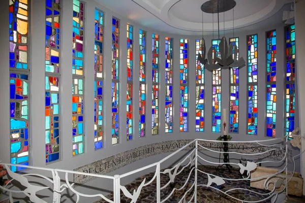 波尔多 阿基坦 2020 费雷帽教堂内部彩色玻璃窗户 — 图库照片