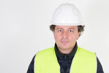 Güvenlik kaskı takan yakışıklı endüstri mühendisi beyaz arka planda izole edilmiş.