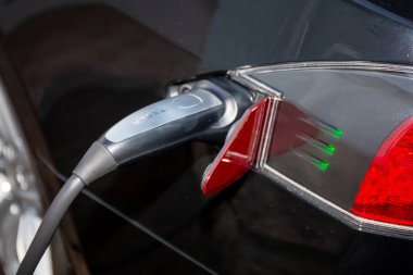 Bordeaux, Aquitaine / Fransa - 03: 30 2020: Tesla arabası elektrikli araç ve süperşarj yeşil ışık