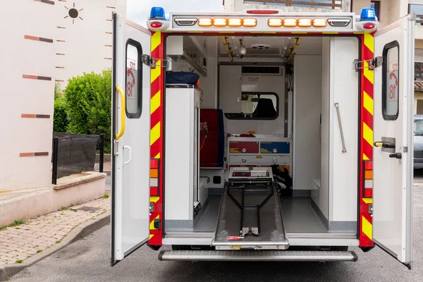ボルドー アキテーヌ フランス 2020年5月 内部救助トラック救急車バン消防救助流行コロナウイルスの犠牲者 — ストック写真