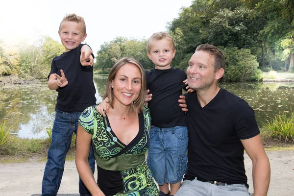 Familienporträt Einer Glücklichen Vierköpfigen Gruppe Grünen Sommerparkteich Ufer Des Sees — Stockfoto