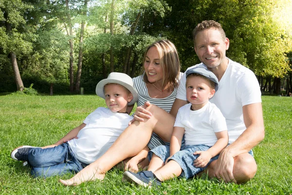 Glückliche Verliebte Familie Posiert Sommer Gemeinsam Freien — Stockfoto