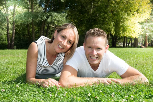 Glücklich Lachend Schönes Junges Verliebtes Paar Liegt Grünen Gras Garten — Stockfoto