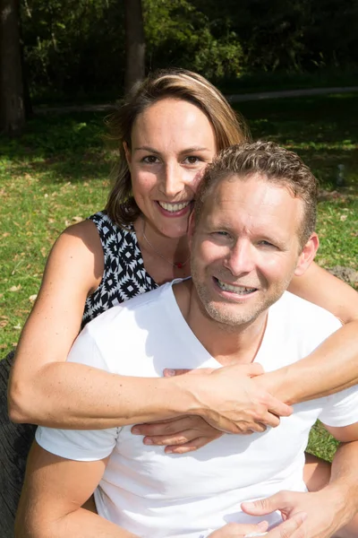 Liebespaar Grünen Park Mann Und Frau Sitzen Verliebt Auf Gras — Stockfoto