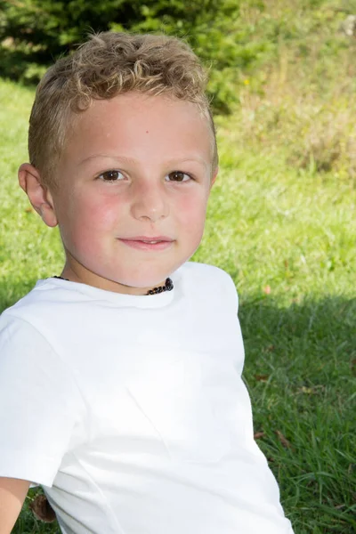 Criança Loira Menino Criança Branco Shirt Verde Grama Campo Parque — Fotografia de Stock
